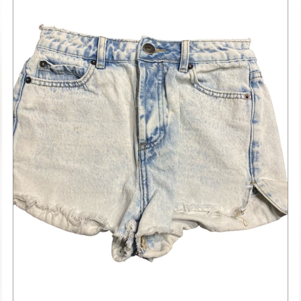 Amuse society acid washed denim shorts.  Size 25.   Button fly.